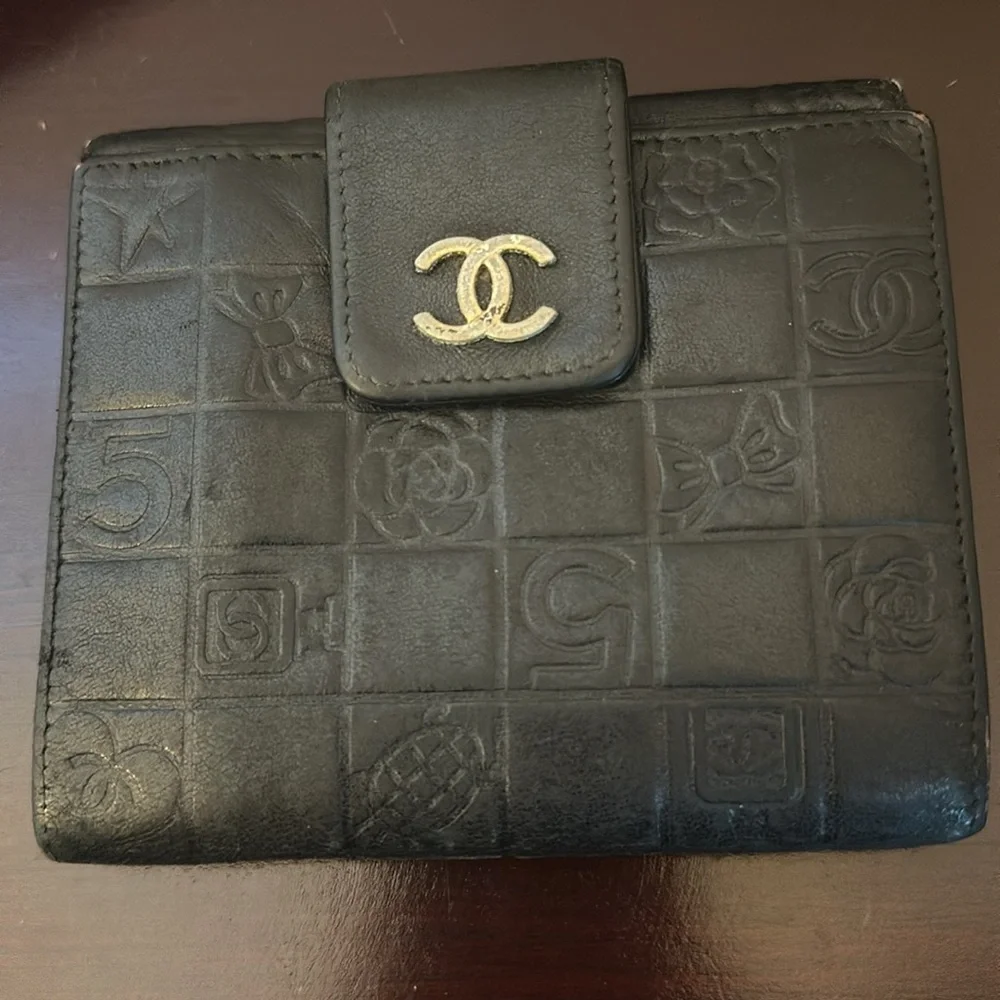 Chanel black compact wallet GUC! - Picture 2 of 9